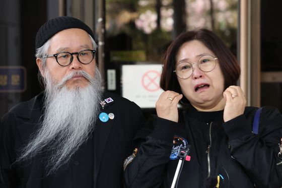 지난 4월 10일 서울 서초구 대법원에서 고(故) 이예람 중사의 어머니 박순정 씨가 법정을 나서며 발언을 하다 눈물을 흘리고 있다. 왼쪽은 아버지 이주완 씨. 대법원 2부(주심 오경미 대법관)는 이날 이 중사 사망사건 수사에 부당 개입한 혐의로 기소된 전익수 전 공군본부 법무실장에게 무죄를 선고한 원심판결을 확정했다. 연합뉴스