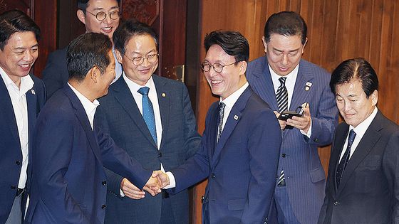 국민의힘 송언석 비상대책위원장 겸 원내대표와 의원들이 본회의가 열리고 있는 3일 국회 로텐더홀에서 김민석 국무총리 후보자 임명동의안 등을 규탄하고 있다.. 임현동 기자