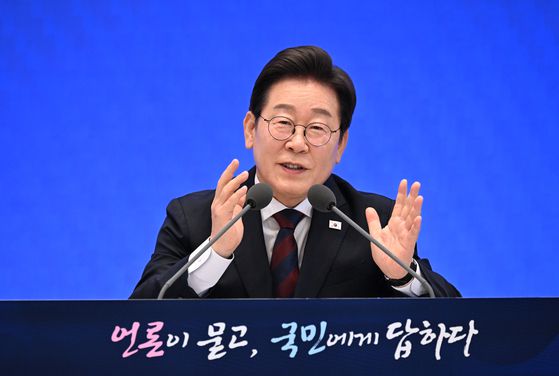 이재명 대통령이 3일 서울 종로구 청와대 영빈관에서 열린 취임 첫 공식 기자회견 '대통령의 30일, 언론이 묻고 국민에게 답하다'에 참석해 기자 질문에 답변하고 있다. 2025.07.03. 대통령실사진기자단