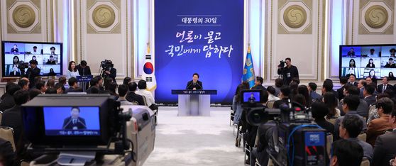 이재명 대통령이 3일 청와대 영빈관에서 '대통령의 30일, 언론이 묻고 국민에게 답하다' 기자회견을 하고 있다. 대통령실은 연단을 없애 이 대통령이 참석자들과 같은 눈높이에서 회견을 진행하도록 연출했다. 대통령실사진기자단