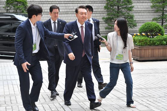 윤석열 전 대통령이 3일 서울 서초구 서울중앙지방법원에서 열린 우두머리 혐의·직권남용 권리행사 방해 혐의 사건 9차 공판에 출석하고 있다. 뉴스1