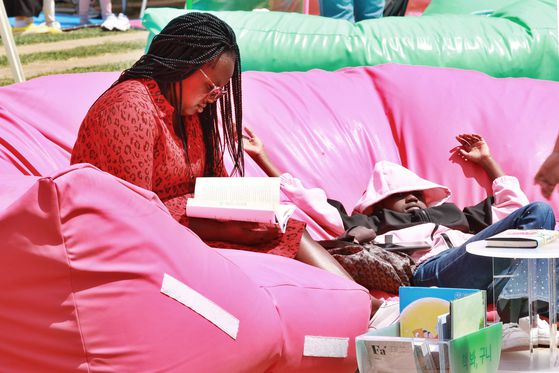 지난 5월 서울광장에 설치된 야외도서관 '책 읽는 서울광장'에서 외국인이 독서 및 휴식을 즐기고 있다.[연합뉴스]