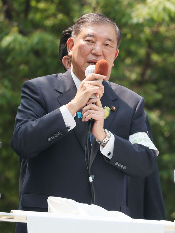 이시바 시게루 일본 총리가 3일 고베에서 지원 유세를 하고 있다. AFP=연합뉴스