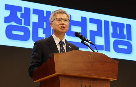 김택우 대한의사협회 회장이 3일 오후 서울 용산구 대한의사협회회관에서 정례브리핑을 하고 있다. 뉴스1