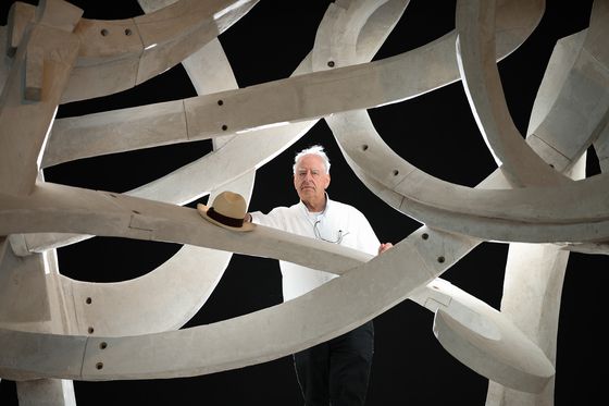 요크셔 조각 공원 전시장을 찾은 윌리엄 켄트리지. [사진 연합뉴스]