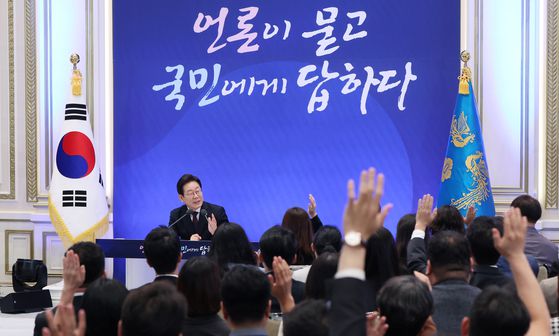 이재명 대통령이 3일 오전 취임 30일을 맞아 기자회견을 열었다. 청와대 영빈관에서 진행된 기자회견 도중 이 대통령이 즉석에서 기자들의 질문 신청을 받고 있다. [사진 대통령실사진기자단]