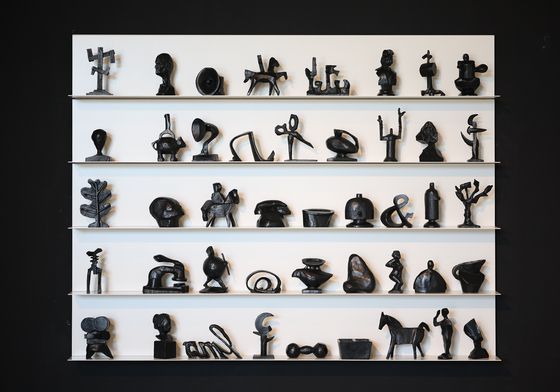 요크셔 조각 공원에서 전시되고 있는 윌리엄 켄트리지의 조형 작품들. [사진 연합뉴스]