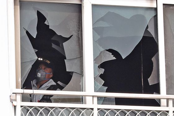 3일 어린이 2명이 숨진 부산 기장군 한 아파트 화재 현장에서 소방당국과 경찰 등 관계 기관이 합동감식을 벌이고 있다. 뉴스1