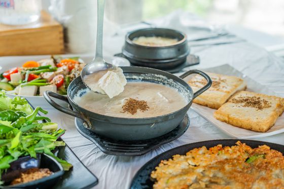 두부요리 전문 ‘서면손두부집’. 콩물과 우유를 넣어 푸딩처럼 만든 모두부가 인기 메뉴다.