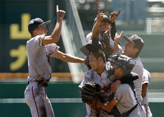 지난해 일본 전국고교야구선수권대회 결승전에서 간토다이이치고를 2-1로 꺾고 우승한 직후 환호하는 교토국제고 선수들. [교도=연합뉴스]