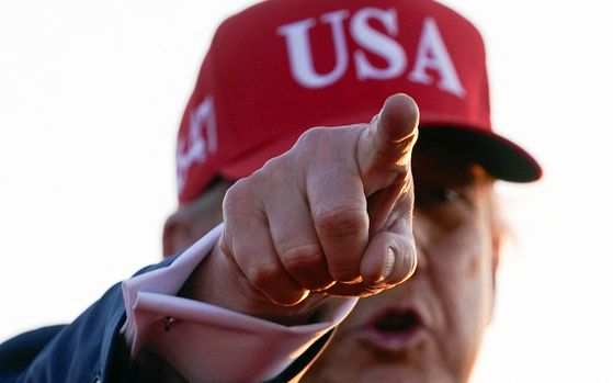 도널드 트럼프 미국 대통령이 3일(현지시간) 미국 아이오와주 디모인에서 열린 미국 독립 250주년 기념 킥오프 행사에서 지지자들을 향해 손가락을 가리키고 있다. 로이터=연합뉴스