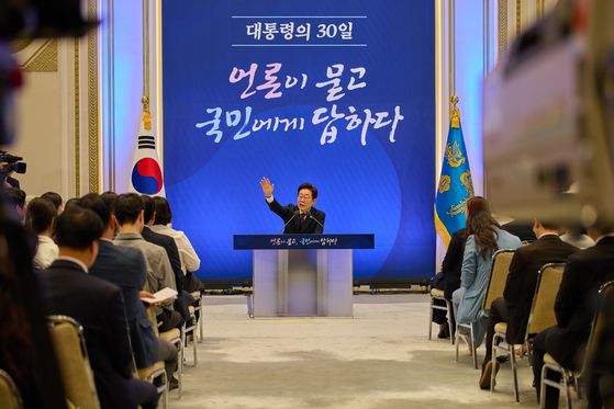 이재명 대통령이 지난 3일 서울 청와대 영빈관에서 열린 ‘대통령의 30일, 언론이 묻고 국민에게 답하다’ 기자회견에서 발언을 하고 있다. 사진 이재명 대통령 SNS.