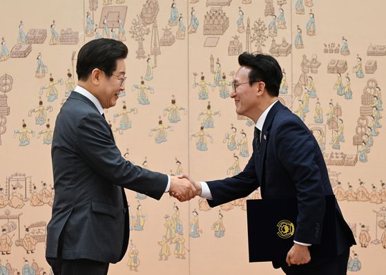 김민석 국무총리가 취임 후 첫 일정으로 4일 오전 서울 용산구 대통령실 앞에서 송미령 농림축산식품부 장관 유임 결정 철회를 촉구하며 항의 농성 중인 농민단체와 면담을 하고 있다. 뉴스1