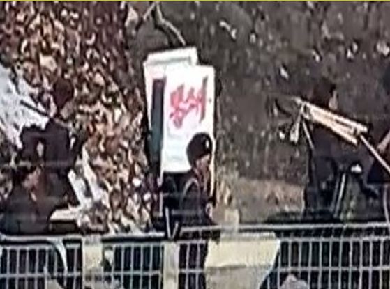 북한군이 서부전선 GP 일대에서 남북 단절 조치 공사를 진행하는 모습. 북한군이 작업도구와 '봉쇄'라는 글자가 적힌 간판을 들고 이동하고 있다. 합동참모본부