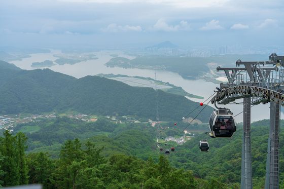 삼악산 호수케이블카. 국내 최장(3.61㎞) 케이블카로, 의암호를 한눈에 내려다볼 수 있다.