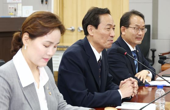 우상호 대통령실 정무수석이 서울 여의도 국회 의원회관에서 열린 더불어민주당 재선의원 모임에서 인사말을 하고 있다. 뉴스1