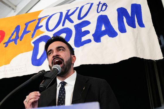 지난달 25일(현지시간) 조란 맘다니(33) 뉴욕주 하원의원이 오는 11월 뉴욕시 시장 선거에서 민주당 후보로 출마하기 위한 예비선거 시청 행사에서 연설하고 있다. 로이터=연합뉴스