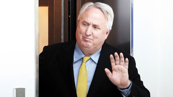 인요한 국민의힘 혁신위원장이 2023년 12월 7일 서울 여의도 국민의힘 당사에서 열린 혁신위원회 제12차 전체회의에 참석하며 손 인사를 하고 있다. 뉴스1