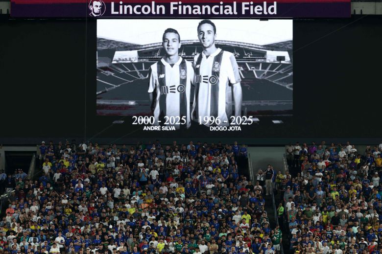 5일 첼시와 파우메라이스의 클럽월드컵 8강전을 앞두고 경기장 스크린에 디오고 조타와 그의 동생 안드레 실바를 추모하는 영상이 나왔다. [AFP=연합뉴스]