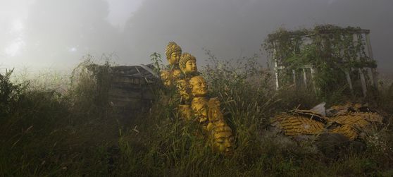 박찬경 작가가 기획한 '아득한 오늘' 전에 나온 조현택 작가 사진 '조각난 두상들' [사진 국제갤러리]