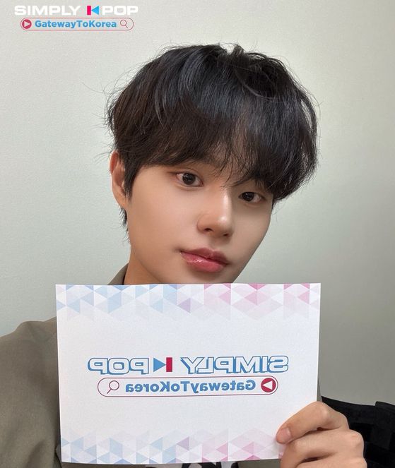 자신을 사랑하는 방법으로 관리를 꼽은 대휘는 "좋은 음식을 먹는 게 중요하다"고 말했다.사진은 직접 끓인 차돌박이 된장찌개를 들고 있는 모습. 사진 나승보(스튜디오 설담)