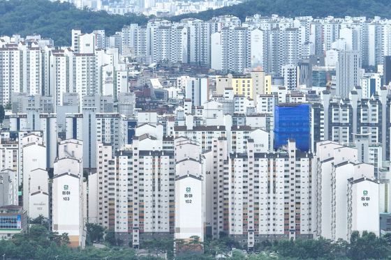 서울 송파구의 한 부동산에 급매 매물 광고가 게시돼 있다. 뉴시스