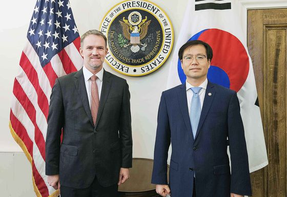 여한구 산업통상자원부 통상교섭본부장이 5일(현지시간) 미국 워싱턴 DC 미국무역대표부(USTR)에서 제이미슨 그리어 미국 무역대표부 대표와 기념 촬영하고 있다. 산업통상자원부