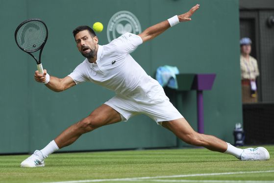 윔블던 남자 단식 통산 100승을 달성한 조코비치. AP=연합뉴스
