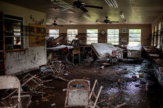 4일(현지시간) 미국 텍사스주 커빌의 주택과 차량들이 홍수에 잠겨있다. 긴 모습입니다. 로이터=연합뉴스