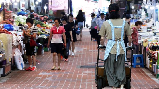 지난 3일 서울 서대문구 인왕시장. 소비자들이 장을 보고 있다. 뉴스1