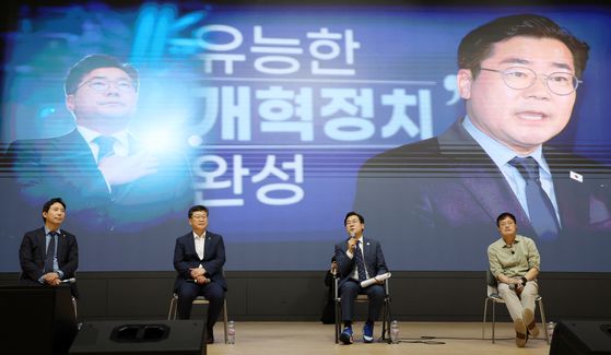 더불어민주당 당대표 선거에 출마한 박찬대 의원이 5일 전북 전주시 전주대학교 JJ아트홀에서 열린 당찬대 원팀 토크콘서트에서 발언을 하고 있다. 뉴스1