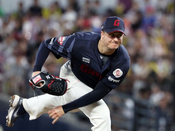 6일 광주 KIA전에서 승리투수가 된 롯데 데이비슨. 연합뉴스