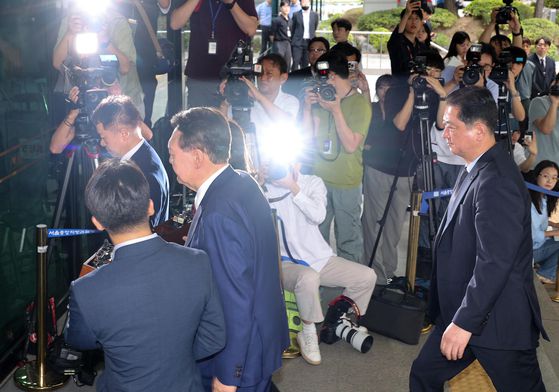 윤석열 전 대통령이 지난 5일 오후 서초구 서울고검에서 내란 특검팀의 2차 소환 조사를 받은 뒤 차량에 올라타고 있다. 뉴스1