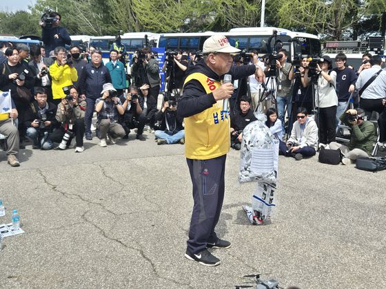 지난 4월 23일 오전 경기도 파주시 임진각에서 파주지역 시민단체 ‘평화위기파주비상행동’이 기자회견을 열고 납북자가족모임의 대북전단 살포 시도를 규탄하고 있다. 전익진 기자