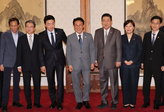 김민석 국무총리가 6일 서울 종로구 삼청동 총리공관에서 열린 고위당정협의회에서 더불어민주당 김병기 대표 직무대행 겸 원내대표, 강훈식 대통령 비서실장 등 참석자들과 기념촬영을 한 후 회의장으로 향하는 모습. 연합뉴스
