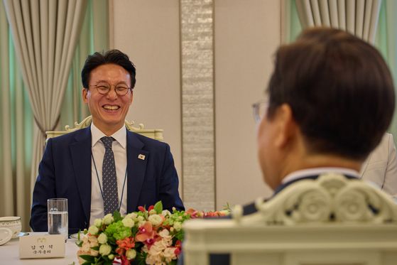 대통령실은 이재명 대통령이 4일 서울 용산 대통령실 청사에서 김민석 국무총리와 환담하는 모습을 5일 SNS에 공개했다. 이재명 대통령 SNS