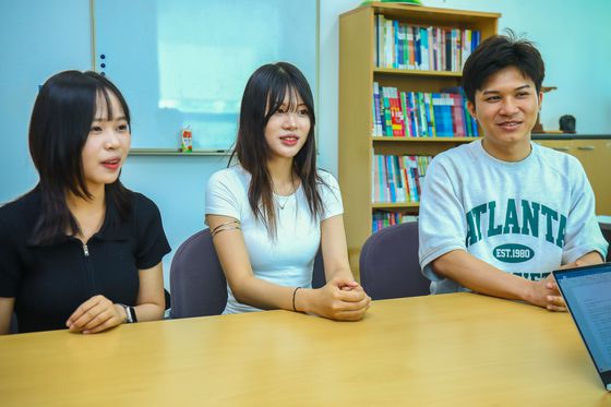 한남대 한국어교육원에서 한국어를 베우고 있는 베트남 연수생 휀·민안·서니(왼쪽부터). 한국에 온 지 1년~1년 6개월이 된 이들은 내년 한남대 학부 입학을 목표로 공부 중이다. [사진 한남대]