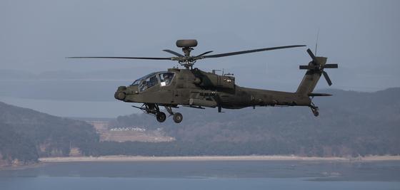 김명수 합참의장이 지난 1월 24일 경기도 이천시 육군항공사령부 예하 아파치 항공대대에서 공격헬기 아파치에 탑승해 지휘비행을 하며 군사대비태세를 점검하고 있다. 사진 합참