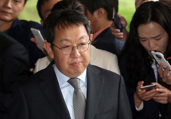 우병우 청와대 민정수석에 대한 감찰 내용을 누설한 혐의로 고발당한 이석수 전 특별감찰관이 2016년 10월 28일 피고발인 신분으로 서울 서초동 중앙지검에 출두하고 있다.