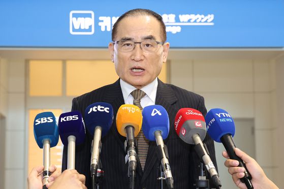 위성락 국가안보실장이 6일 오전 인천국제공항을 통해 미국으로 출국하기 앞서 취재진의 질문에 답하고 있다. 위성락 실장은 미국 측 인사들과 관세 등 현안 관련 논의에 나설 계획이다. 뉴스1