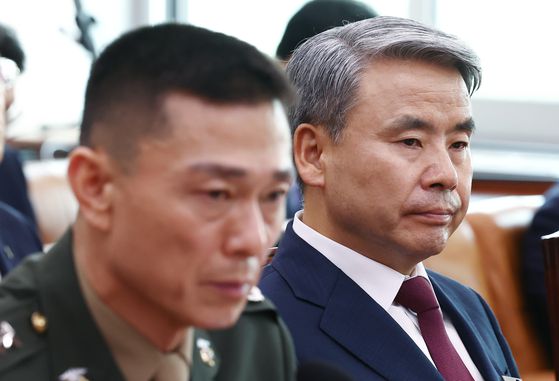 이종섭 전 국방부 장관(오른쪽)과 임성근 전 해병대 1사단장이 지난해 6월 21일 서울 여의도 국회에서 열린 법제사법위원회 전체회의 순직 해병 수사 방해 및 사건 은폐 등의 진상규명을 위한 특별검사의 임명 등에 관한 법률안 관련 입법청문회에서 굳은 표정으로 의원 질의를 듣고 있다. 뉴스1