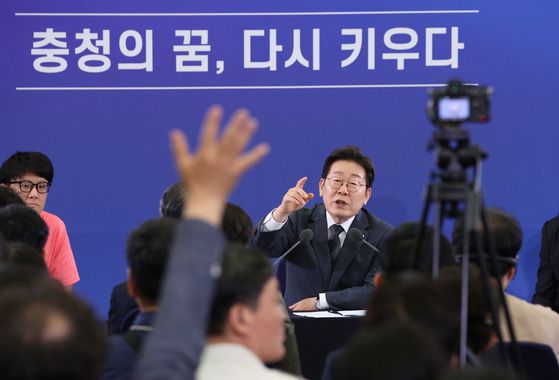 이재명 대통령이 지난 4일 대전 유성구 대전컨벤션센터에서 열린 국민소통 행보, 충청의 마음을 듣다 '충청의 꿈 다시 키우다'에서 참석자들의 질문을 받고 있다. 대통령실사진기자단