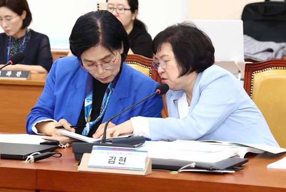 최민희 국회 과학기술정보방송통신위원장(왼쪽)과 김현 여당 간사가 1일 서울 여의도 국회 과학기술정보방송통신위원회 회의실에서 열린 '공영방송 복원 위한 방송3법 개정, 더이상 미룰 수 없다' 토론회에서 대화하는 모습. 뉴스1