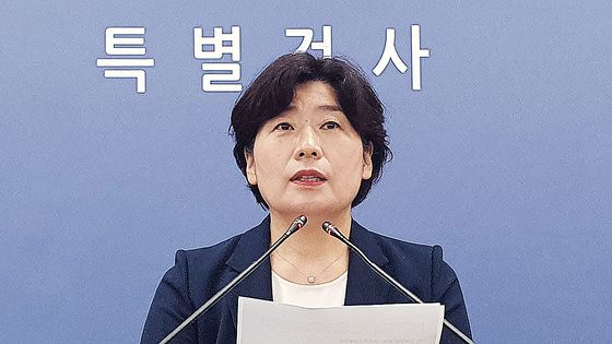 내란특검팀 박지영 특검보가 6일 오후 서울 서초구 서울고검에서 윤석열 전 대통령에 대한 구속영장 청구와 관련한 브리핑을 하고 있다. 뉴스1