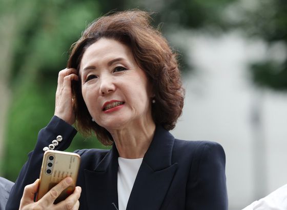 이진숙 사회부총리 겸 교육부 장관 후보자가 지난달 30일 오전 서울 여의도 한국교육시설안전원에 마련된 인사청문회 준비 사무실로 출근하던 중 취재진 질문에 답하고 있다. 뉴시스