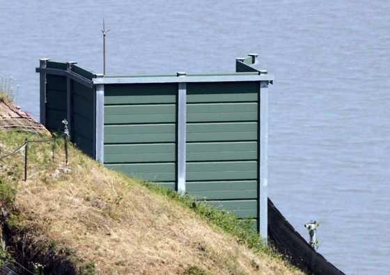 지난달 12일 경기도 파주시 접경 지역에 설치된 대북 방송 확성기 관련 군사 시설물.   이날 합동참모본부는 "오늘 북한의 대남 소음 방송이 청취된 지역은 없다"고 밝혔다. 앞서 우리 군은 이재명 대통령의 지시에 따라 전날 오후 2시부터 대북 확성기 방송을 중지한 바 있다. 연합뉴스