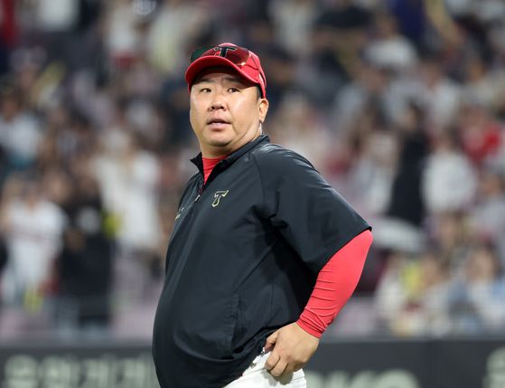 승리한 이범호 감독   (광주=연합뉴스) 조남수 기자 = 27일 광주기아챔피언스필드에서 열린 프로야구 키움 히어로즈와 KIA 타이거즈의 경기. KIA 이범호 감독이 7-5 승리를 거두고 선수들과 하이파이브를 나누기 위해 그라운드로 나서고 있다. 2025.5.27    iso64@yna.co.kr (끝)  〈저작권자(c) 연합뉴스, 무단 전재-재배포, AI 학습 및 활용 금지〉