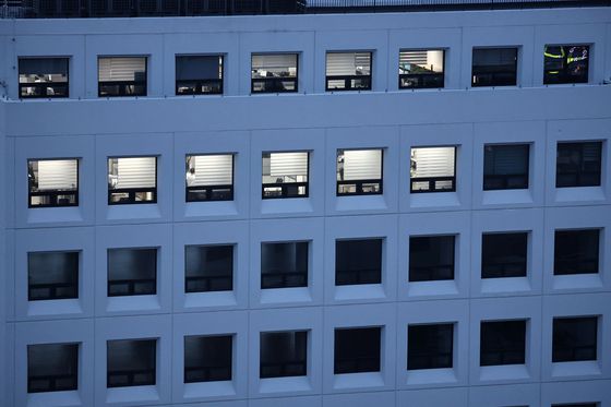 김건희 여사 관련 의혹을 수사 중인 민중기 특별검사팀 관계자가 지난 3일 서울 종로구 소재 삼부토건 본사가 입주했던 건물에서 압수 수색을 하고 있다. 뉴시스