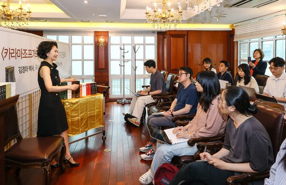 패션기업 '스페이스 눌'의 대표인 그는 오후 8~9시에 잠에 들어 새벽 1시에 일어나 아침까지 번역작업을 하는 삶을 산다. 그는 "번역과 패션은 나에게 다르지 않다"며 "번역은 나의 내면을 단단하게 만들고, 패션은 나의 외면에 자신감을 불어넣는다"고 말했다. 김현동 기자