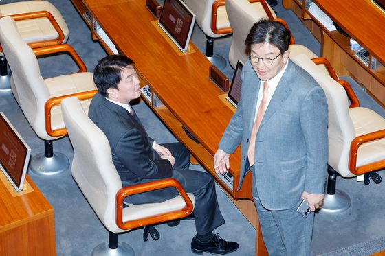 안철수 국민의힘 혁신위원장이 7일 서울 여의도 국회 소통관에서 기자회견을 열고 혁신위원장 사퇴 및 전당대회 출마를 밝힌 후 기자회견장을 나서고 있다. 뉴스1